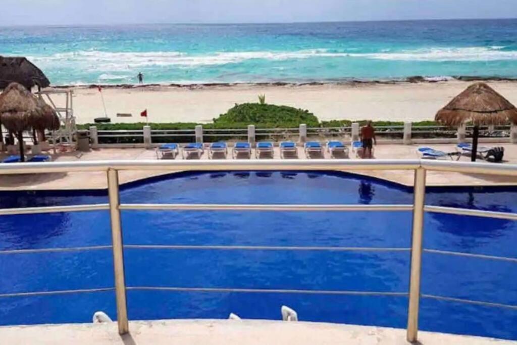 Amazing Beachfront Apartment Канкун Екстериор снимка