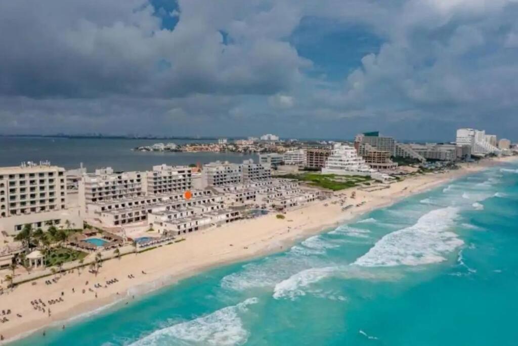 Amazing Beachfront Apartment Канкун Екстериор снимка