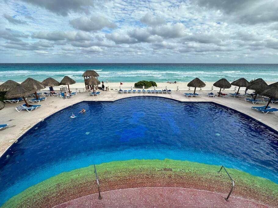 Amazing Beachfront Apartment Канкун Екстериор снимка