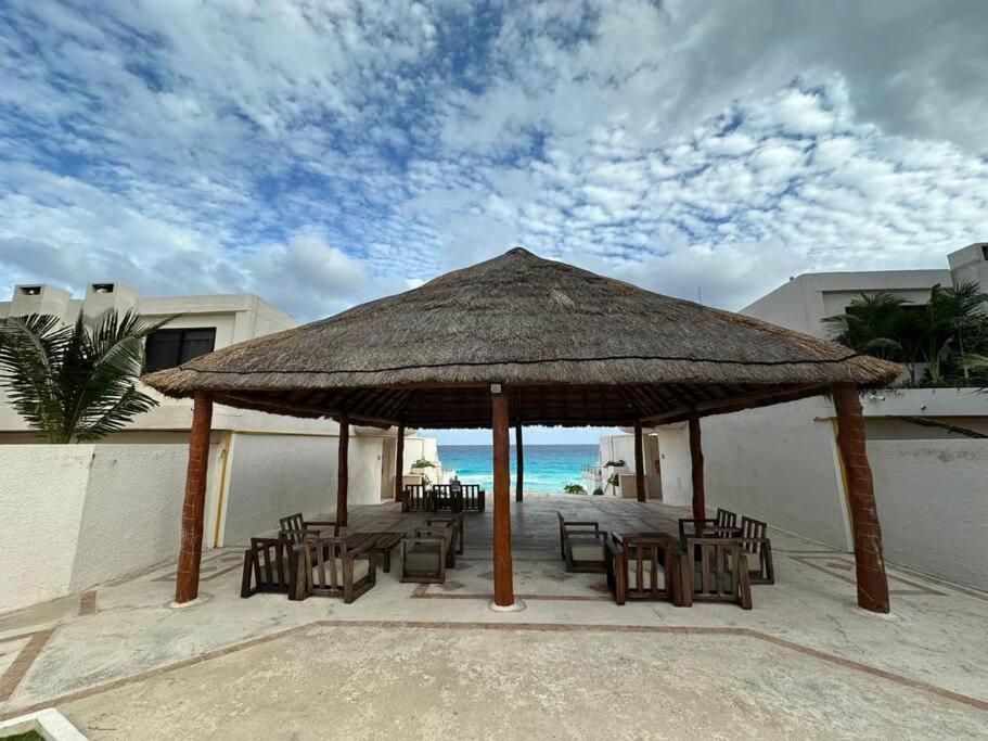 Amazing Beachfront Apartment Канкун Екстериор снимка