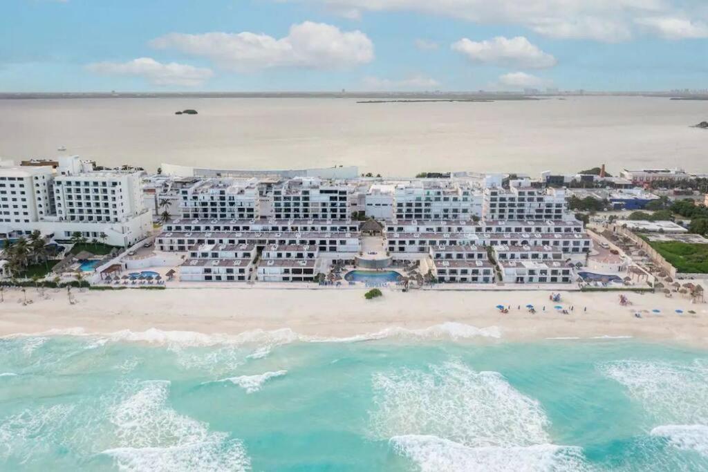 Amazing Beachfront Apartment Канкун Екстериор снимка