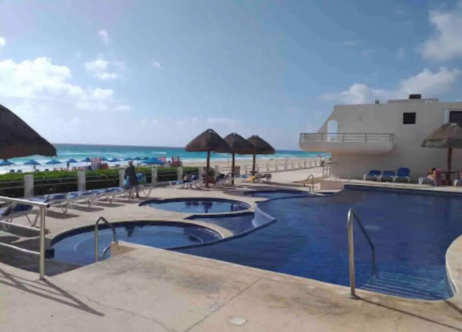Amazing Beachfront Apartment Канкун Екстериор снимка