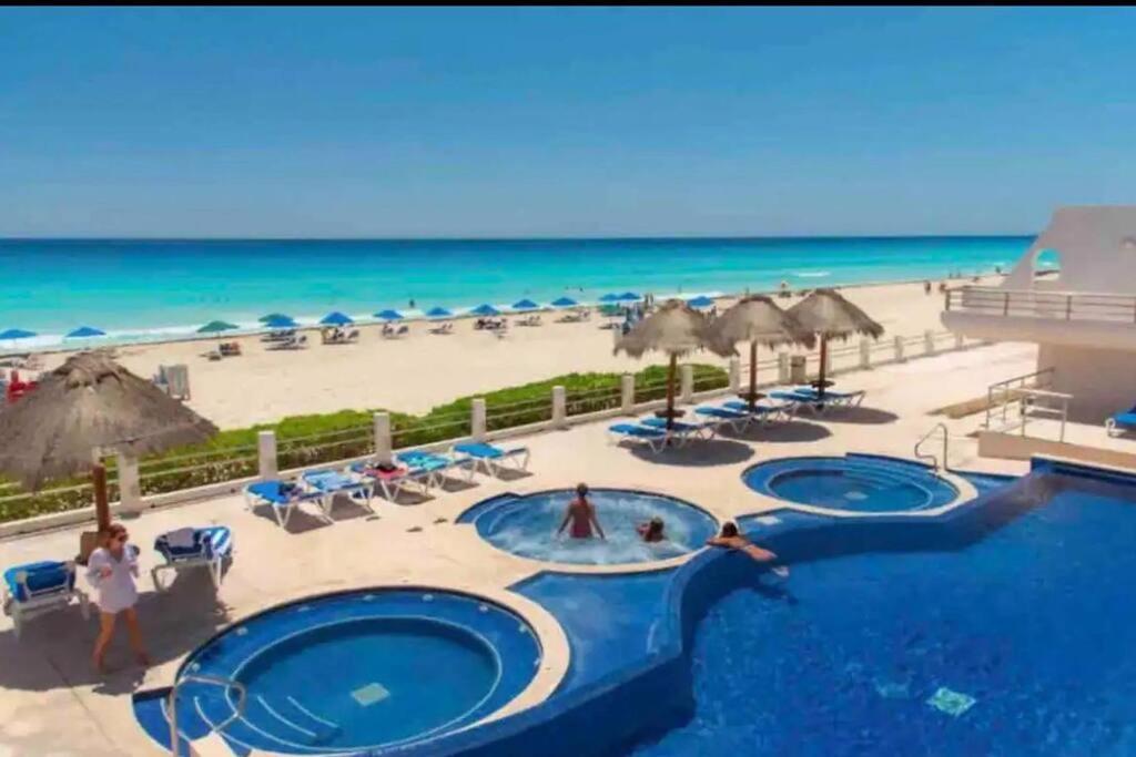 Amazing Beachfront Apartment Канкун Екстериор снимка